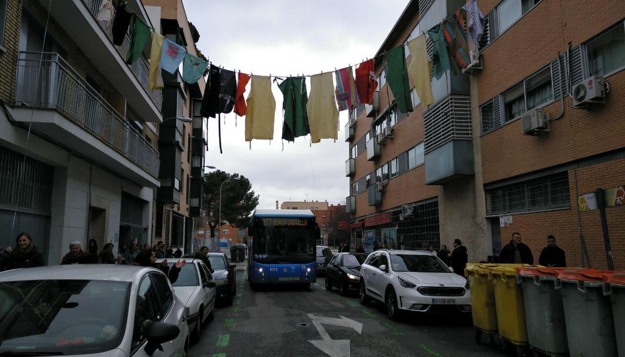 Delantales colgados en Vallecas el 8M de 2018.